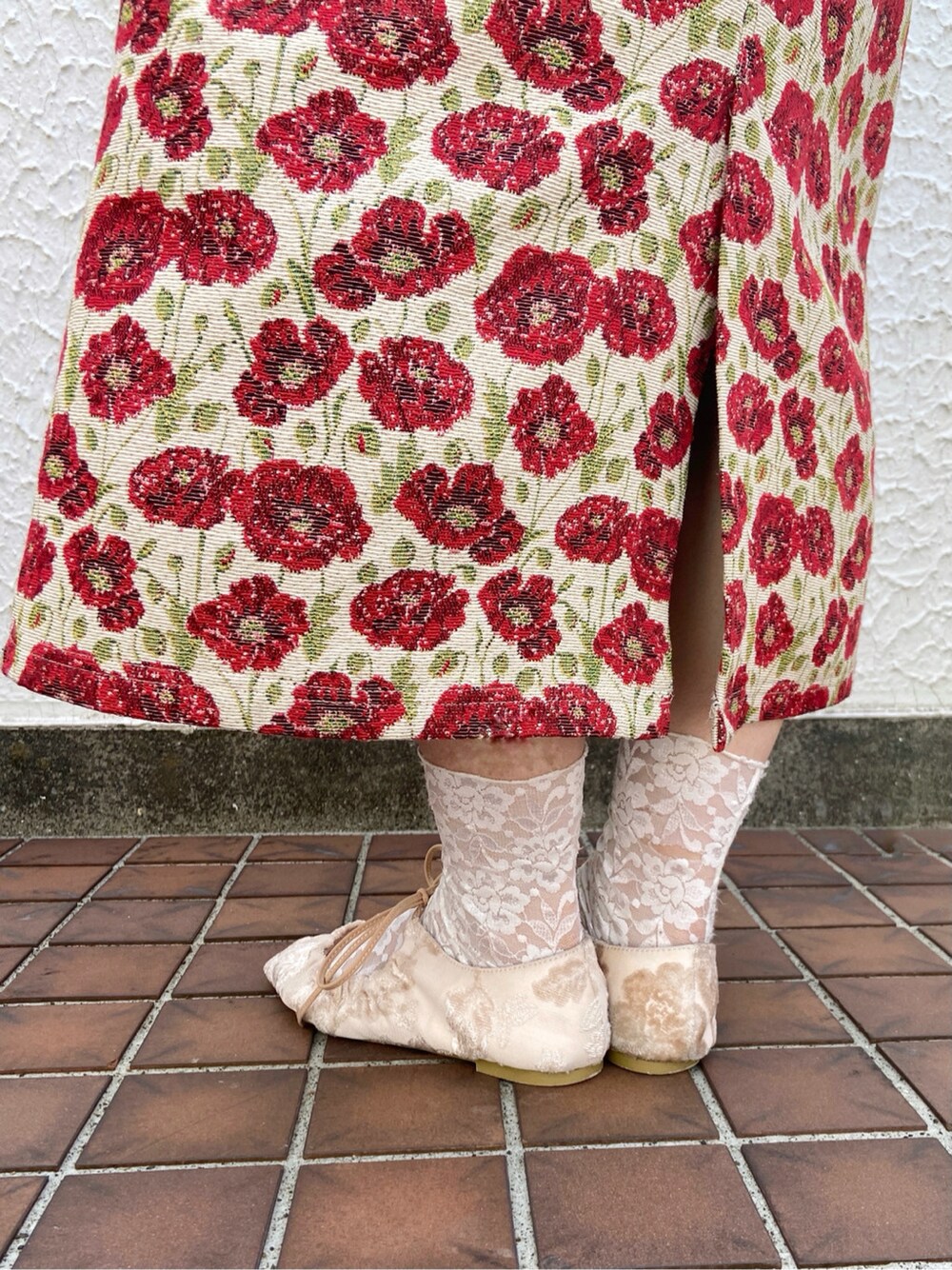 ベージュ系のシャツ/ブラウス、ホワイト系のその他シューズを着用したレディースの春コーディネートの4枚目の写真