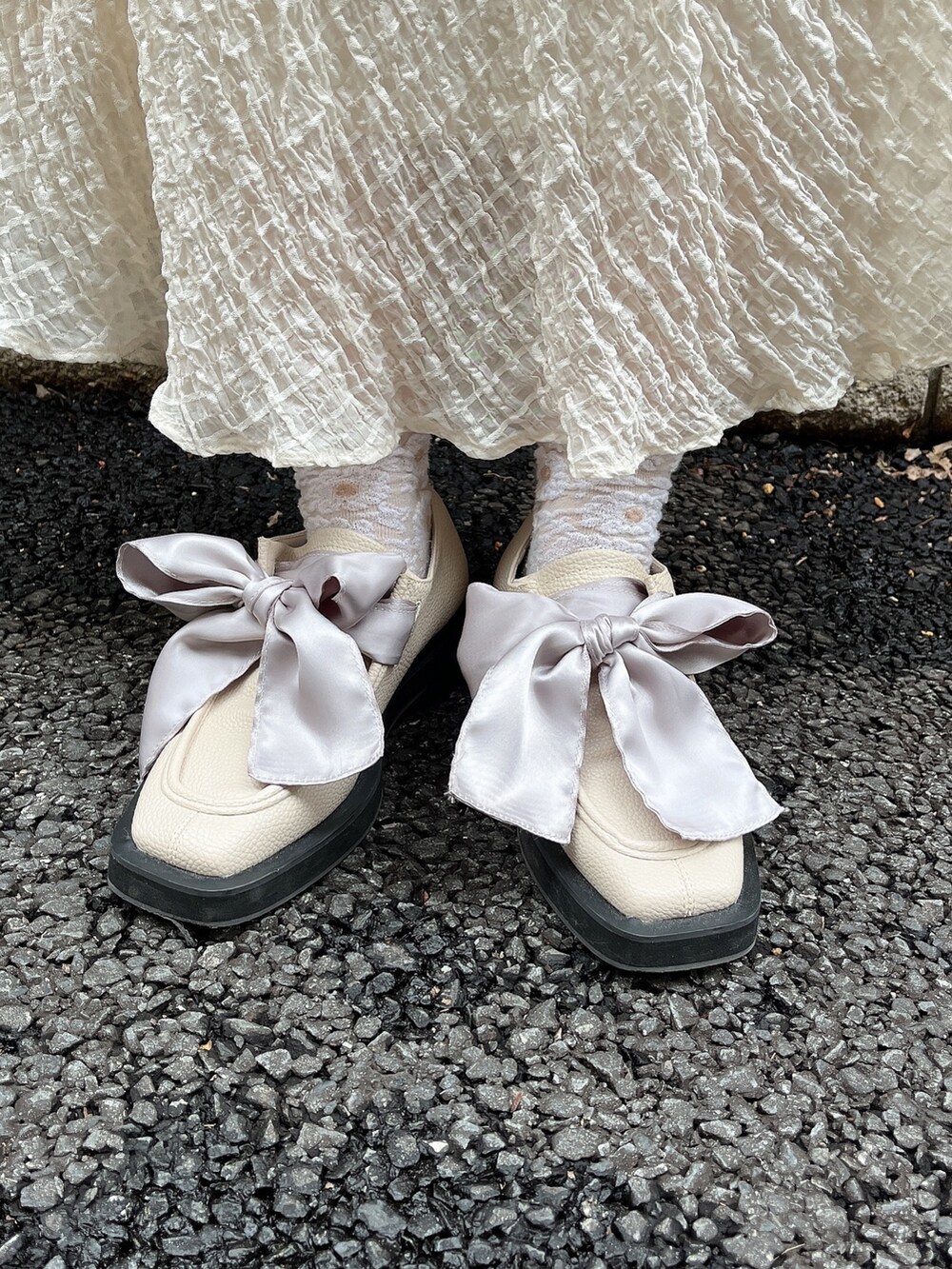 ブルー系のその他アウター、ホワイト系のスカート、ホワイト系のシャツ/ブラウスを着用したレディースの冬コーディネートの6枚目の写真