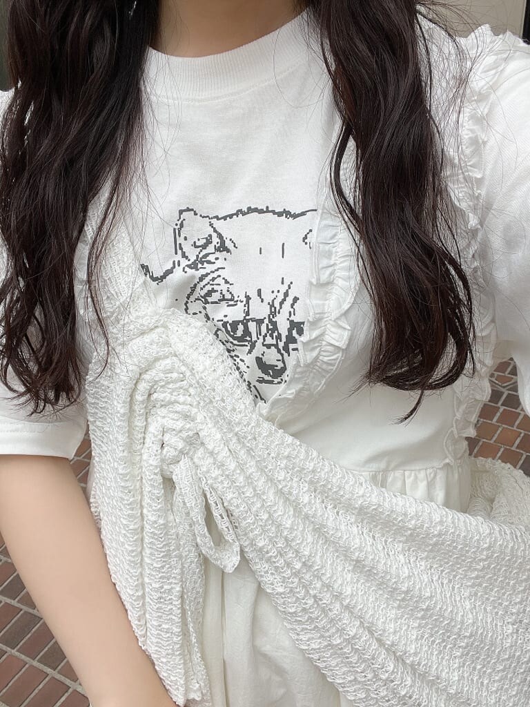 ホワイト系のワンピース、ホワイト系のローファー、ホワイト系のショルダーバッグを着用したレディースの春コーディネートの3枚目の写真