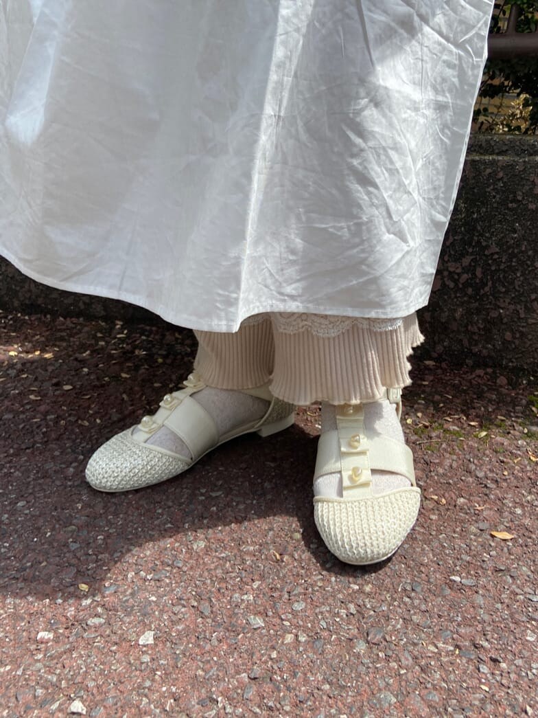 ホワイト系のその他パンツ、ホワイト系のワンピース、ホワイト系のパンプスを着用したレディースの夏コーディネートの6枚目の写真