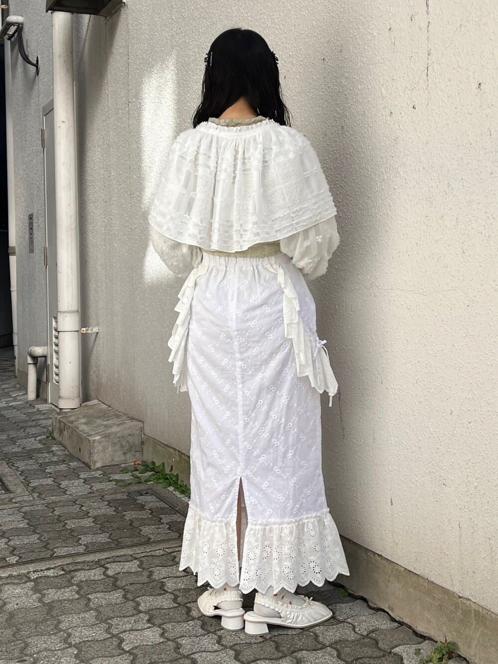 ホワイト系のシャツ/ブラウス、グリーン系のTシャツ/カットソー、ホワイト系のスカートを着用したレディースの冬コーディネートの4枚目の写真