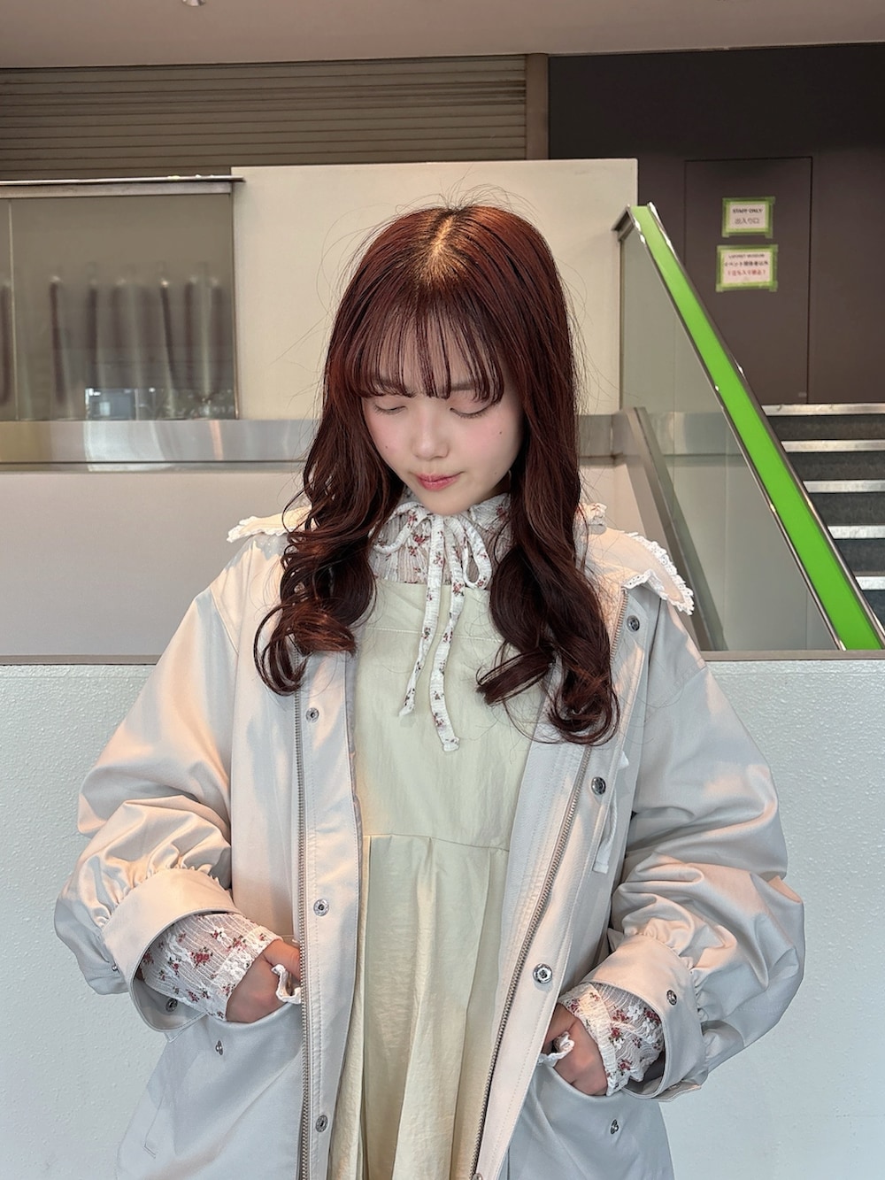 ホワイト系のTシャツ/カットソー、ホワイト系のワンピース、ホワイト系のその他パンツを着用したレディースの冬コーディネートの5枚目の写真