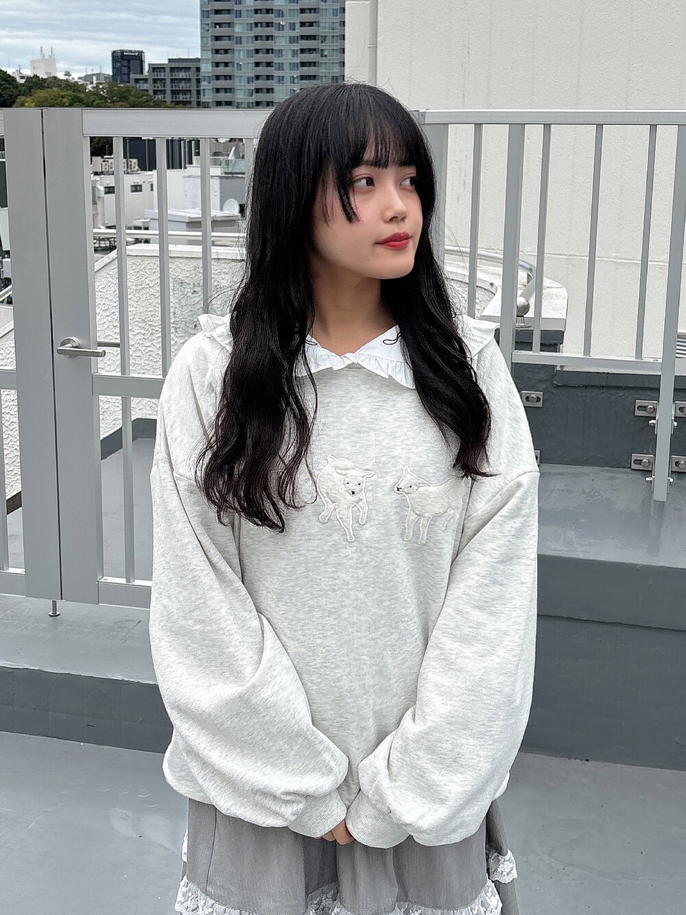 ホワイト系のシャツ/ブラウス、グレー系のスウェット、ブラック系のショルダーバッグを着用したレディースの秋コーディネートの5枚目の写真