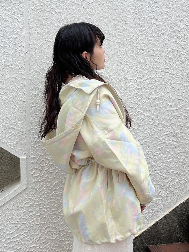 ホワイト系のスカート、ホワイト系のパンプス、ホワイト系のTシャツ/カットソーを着用したレディースの秋コーディネートの6枚目の写真