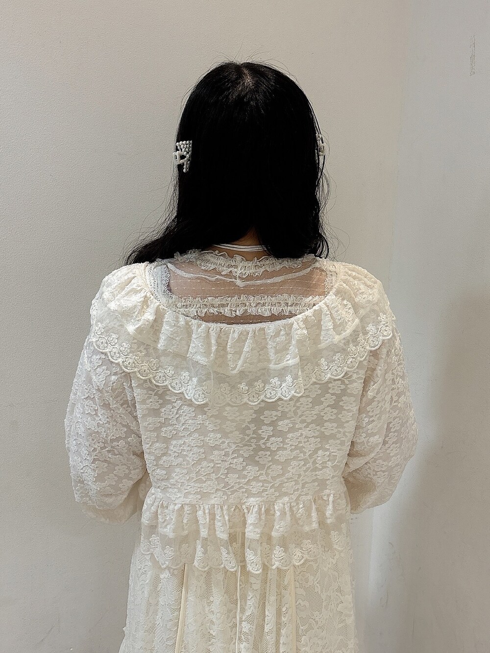 ホワイト系のTシャツ/カットソー、レッド系のローファー、ホワイト系のシャツ/ブラウスを着用したレディースの夏コーディネートの6枚目の写真