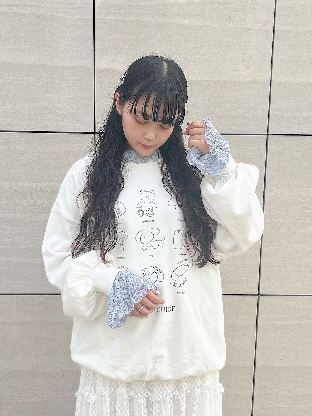 ホワイト系のスウェット、ブルー系のTシャツ/カットソー、ホワイト系のワンピースを着用したレディースの秋コーディネートの5枚目の写真