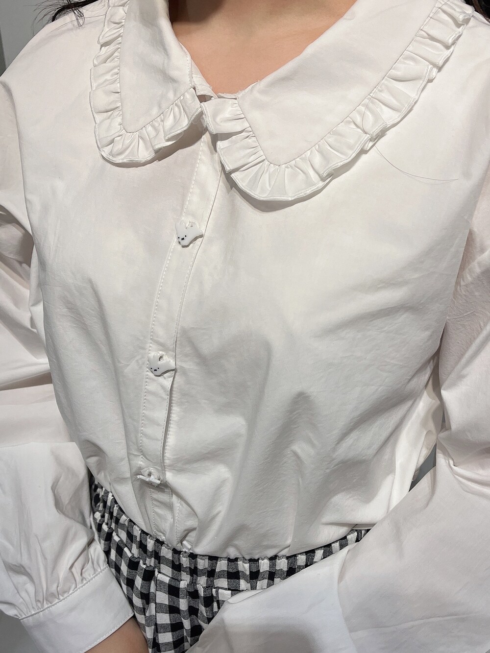 ホワイト系のシャツ/ブラウス、ブラック系のスカート、ホワイト系のパンプスを着用したレディースの春コーディネートの6枚目の写真