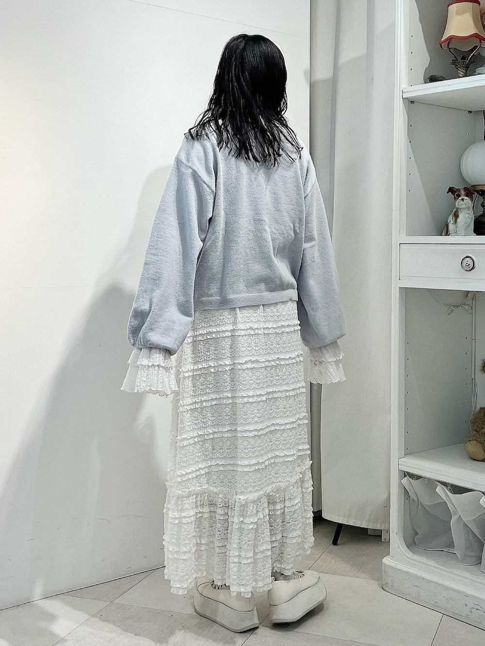 ブルー系のカーディガン/ボレロ、ホワイト系のTシャツ/カットソー、ホワイト系のスカートを着用したレディースの春コーディネートの5枚目の写真