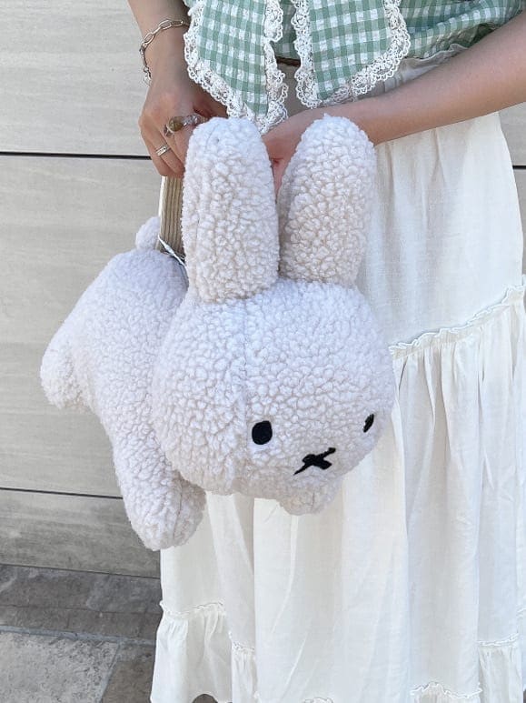 ホワイト系のハンドバッグ、グリーン系のシャツ/ブラウス、ホワイト系のスカートを着用したレディースの夏コーディネートの4枚目の写真