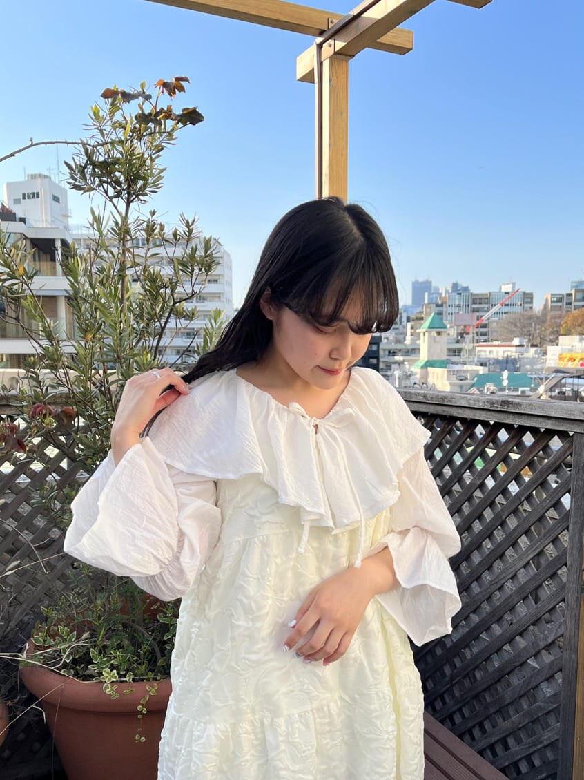 ホワイト系のシャツ/ブラウス、ホワイト系のパンプス、ホワイト系のワンピースを着用したレディースの春コーディネートの3枚目の写真