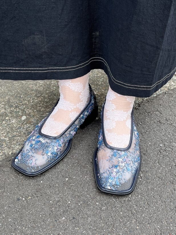 ブルー系のパンプス、ブラック系のワンピース、ブラック系のシャツ/ブラウスを着用したレディースの夏コーディネートの4枚目の写真