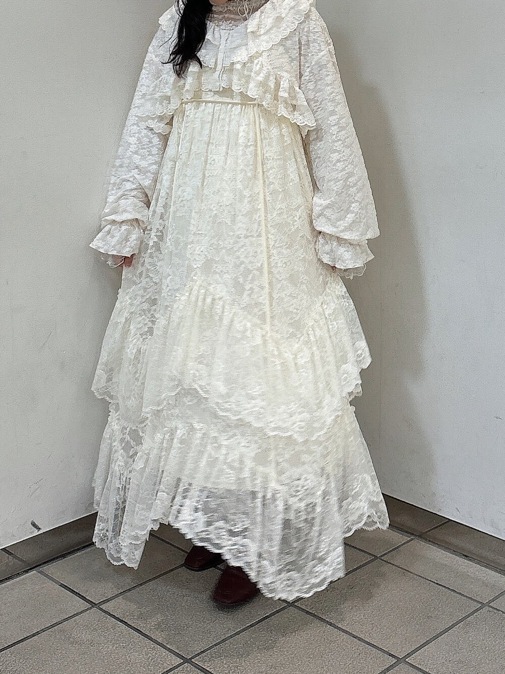 ホワイト系のTシャツ/カットソー、レッド系のローファー、ホワイト系のシャツ/ブラウスを着用したレディースの夏コーディネートの2枚目の写真