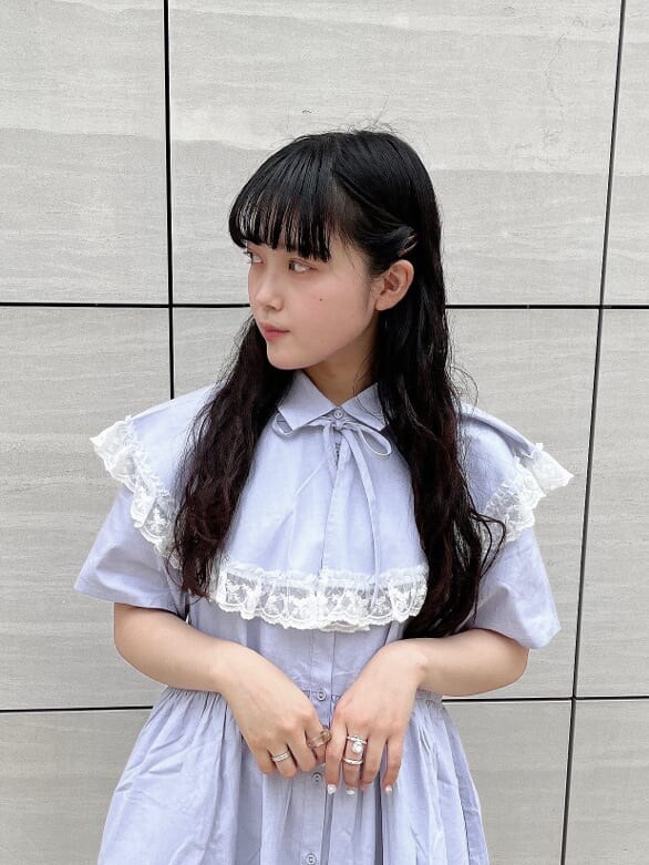 ホワイト系のサンダル、ホワイト系のハンドバッグ、ブルー系のワンピースを着用したレディースの夏コーディネートの4枚目の写真