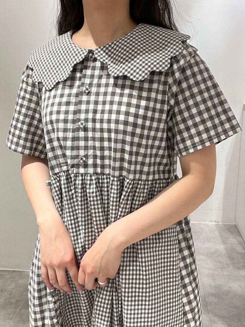 ホワイト系のスニーカー、ホワイト系のショルダーバッグ、ホワイト系のカーディガン/ボレロを着用したレディースの春コーディネートの8枚目の写真