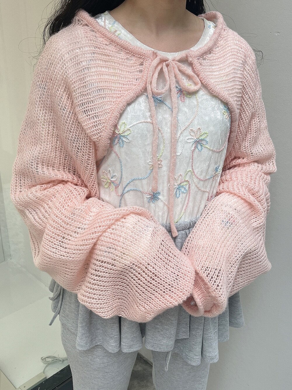 ピンク系のカーディガン/ボレロ、ホワイト系のTシャツ/カットソー、ホワイト系のスリッポンを着用したレディースの夏コーディネートの7枚目の写真