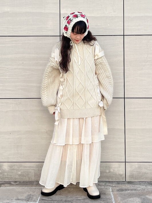 ホワイト系のニット/セーター、ホワイト系のワンピース、ホワイト系のブーツを着用したレディースの秋コーディネートの2枚目の写真