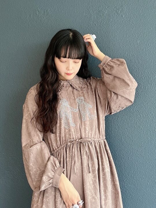 ホワイト系のブーツ、ピンク系のその他パンツ、ブラウン系のワンピースを着用したレディースの秋コーディネートの3枚目の写真