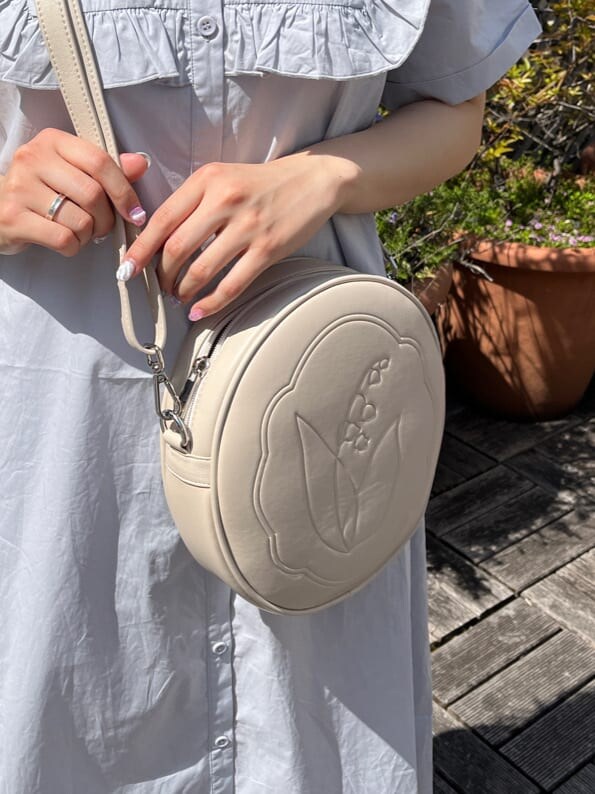 ホワイト系のスニーカー、ホワイト系のショルダーバッグ、ブルー系のワンピースを着用したレディースの春コーディネートの3枚目の写真