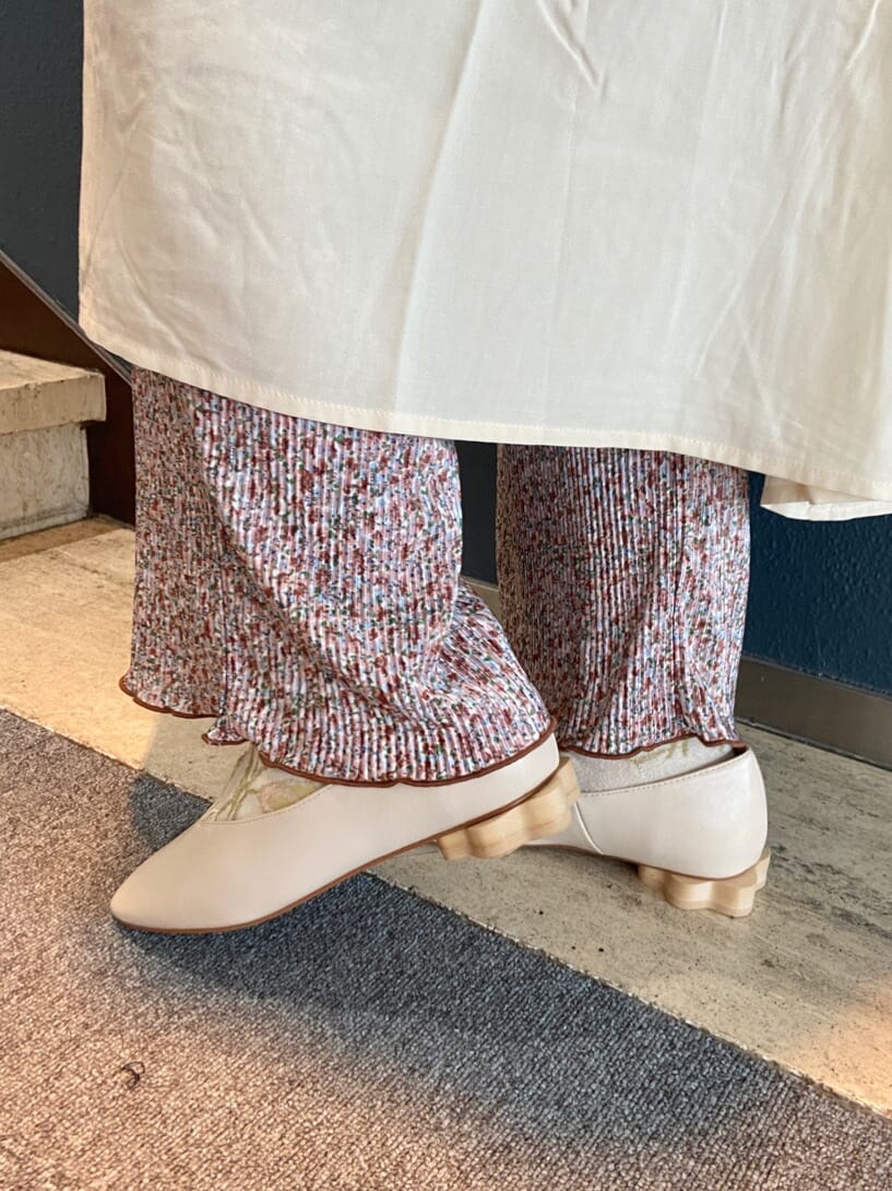 ベージュ系のその他アウター、ホワイト系のワンピース、ブラウン系のその他パンツを着用したレディースの秋コーディネートの10枚目の写真