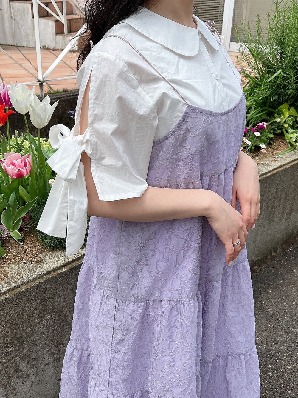 パープル系のワンピース、ホワイト系のパンプス、ホワイト系のシャツ/ブラウスを着用したレディースの春コーディネートの5枚目の写真