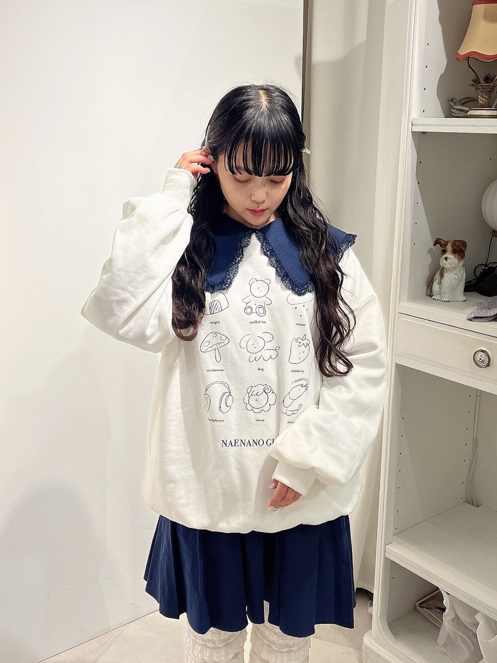 ブルー系のワンピース、ホワイト系のスウェット、ホワイト系のスウェットパンツを着用したレディースの秋コーディネートの6枚目の写真