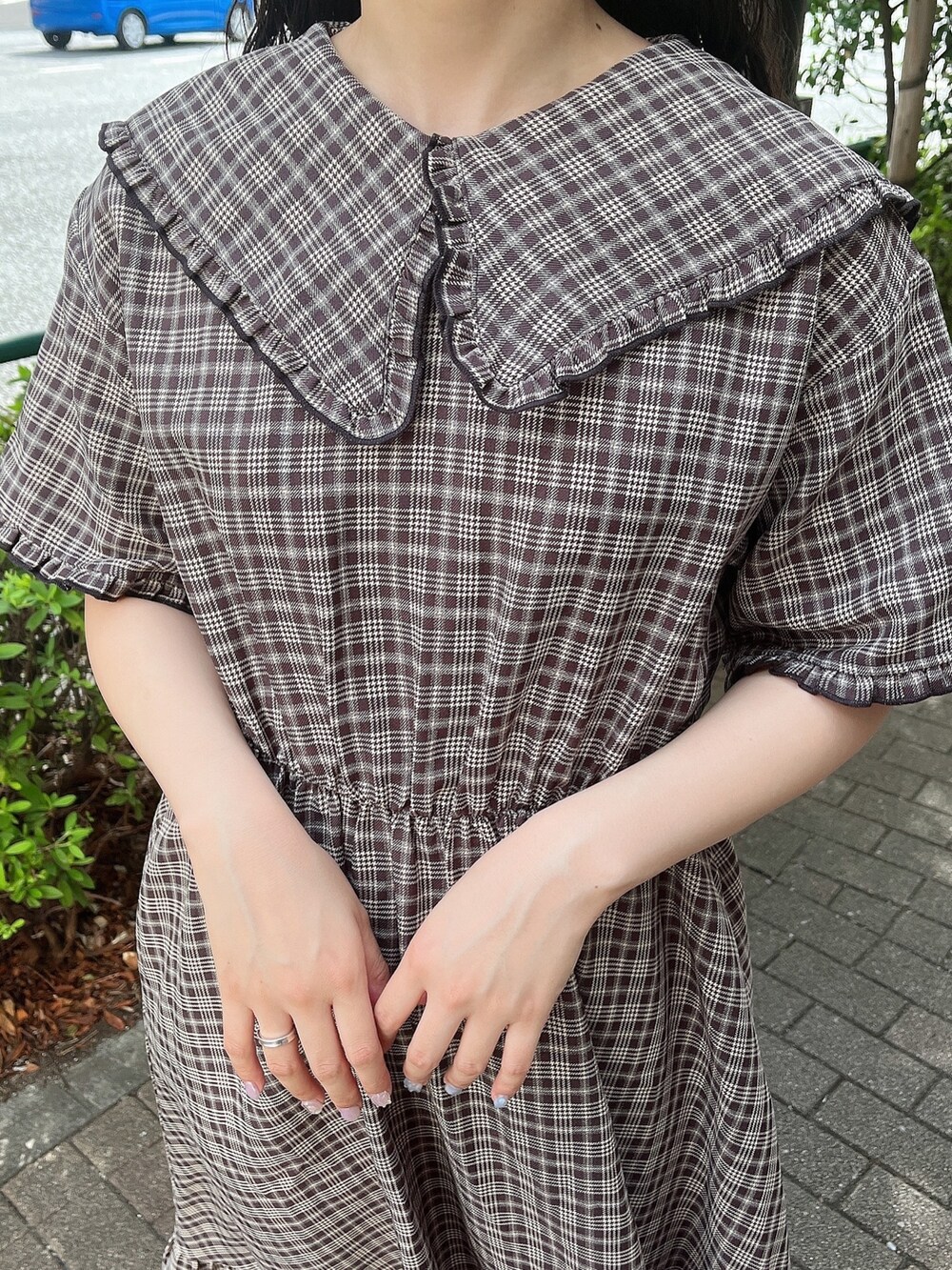 ブラウン系のワンピース、ブラック系のショルダーバッグ、ブラック系のサンダルを着用したレディースの夏コーディネートの5枚目の写真