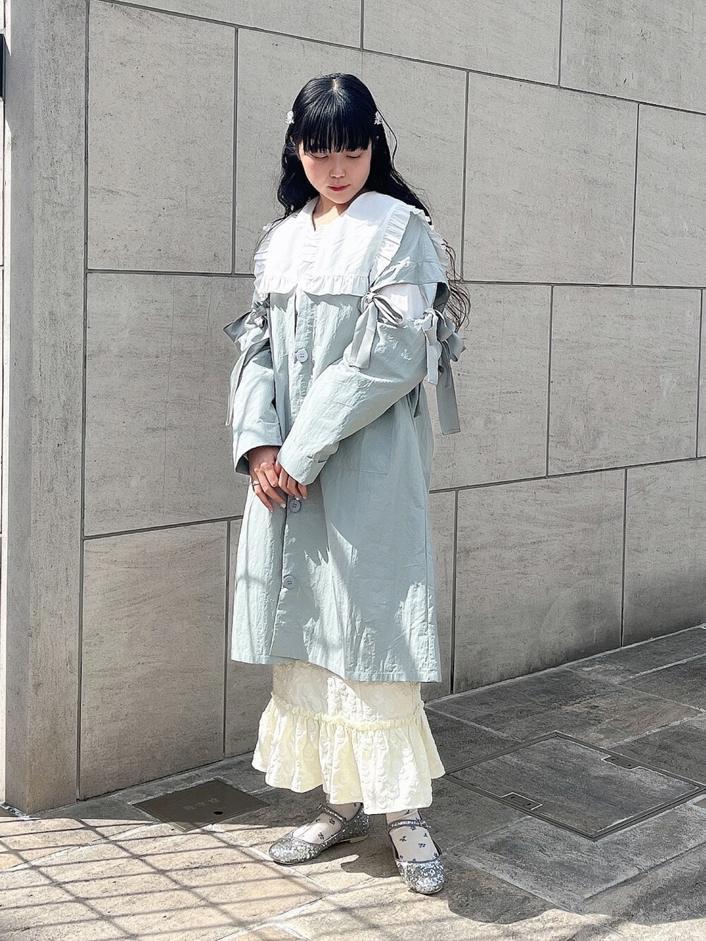 シルバー系のパンプス、ホワイト系のシャツ/ブラウス、ホワイト系のスカートを着用したレディースの春コーディネートの2枚目の写真