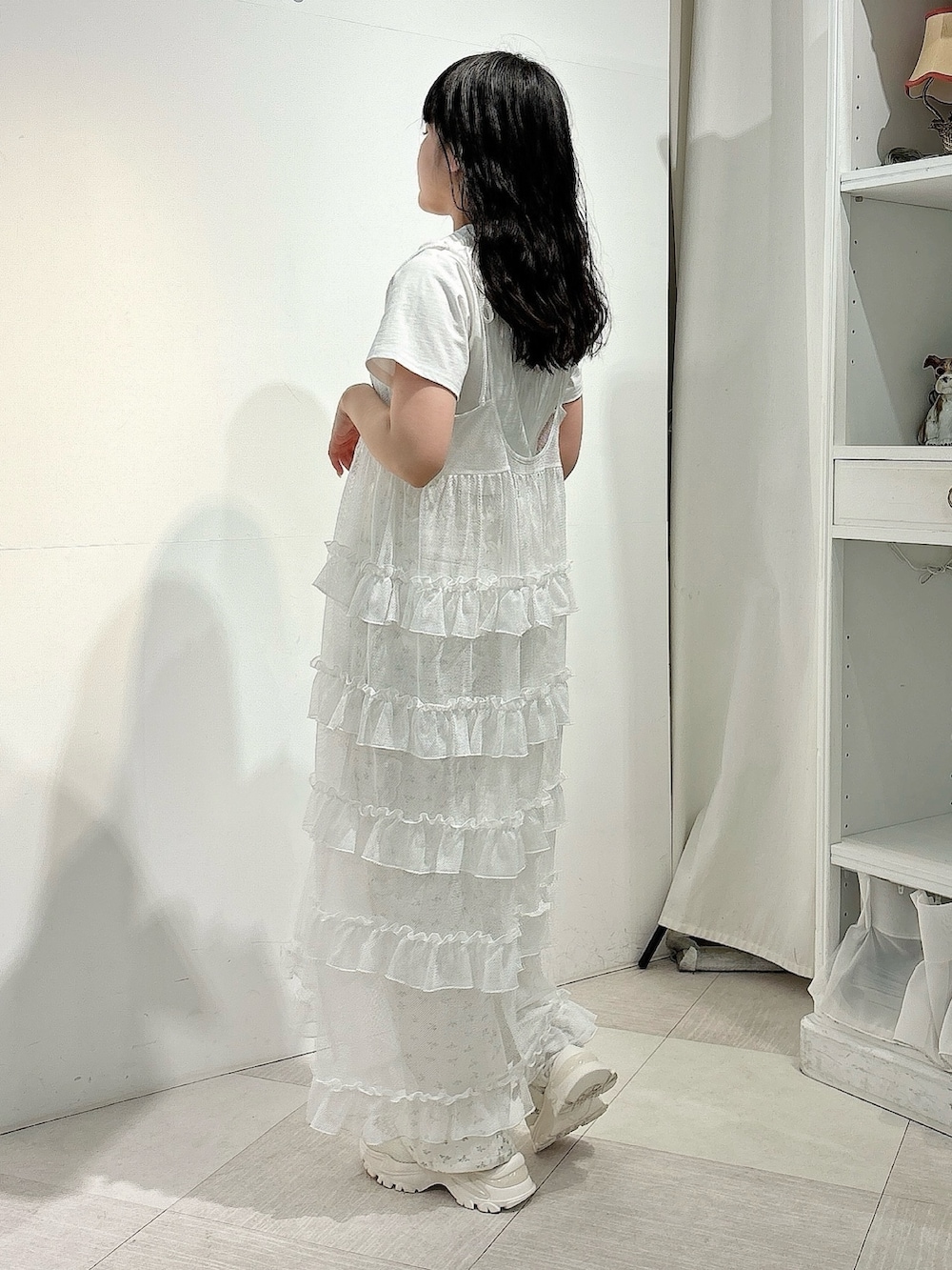 ホワイト系のTシャツ/カットソー、ホワイト系のワンピース、ホワイト系のカーゴパンツを着用したレディースの春コーディネートの3枚目の写真