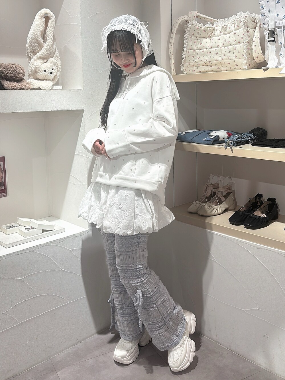 ホワイト系のスウェット、ホワイト系のスカート、ブルー系のその他パンツを着用したレディースの冬コーディネートの2枚目の写真