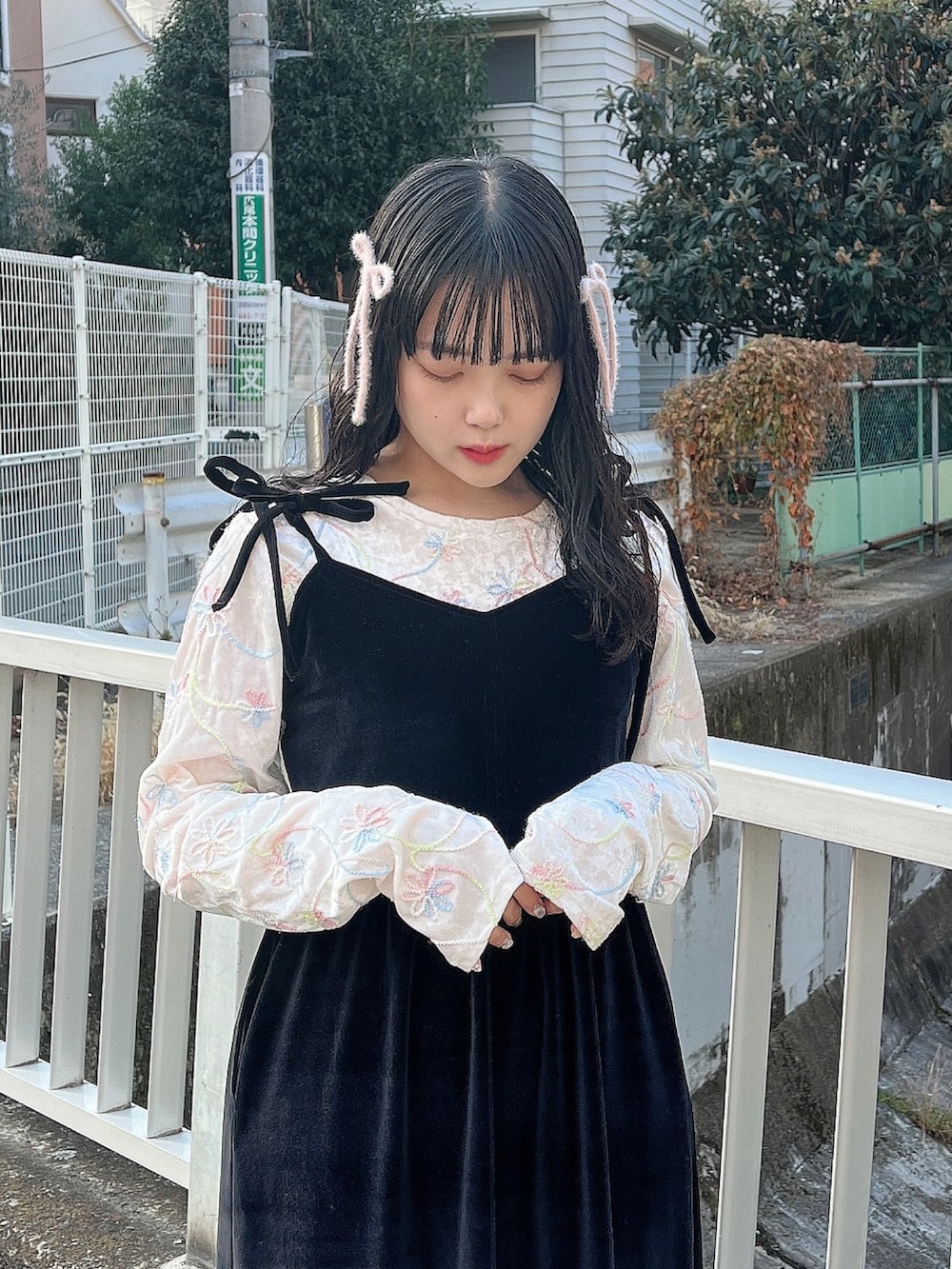 ホワイト系のTシャツ/カットソー、ブラック系のワンピース、ブラック系のパンプスを着用したレディースの冬コーディネートの4枚目の写真