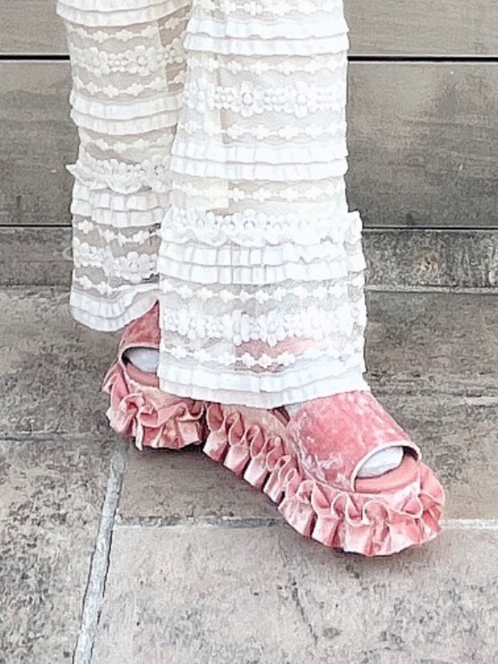 ホワイト系のワンピース、ホワイト系のスウェットパンツ、ピンク系のサンダルを着用したレディースの秋コーディネートの6枚目の写真