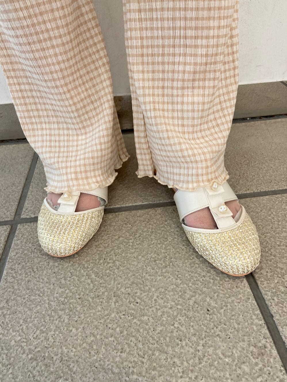 ベージュ系のその他パンツ、ホワイト系のチュニック、ベージュ系のパンプスを着用したレディースの夏コーディネートの6枚目の写真