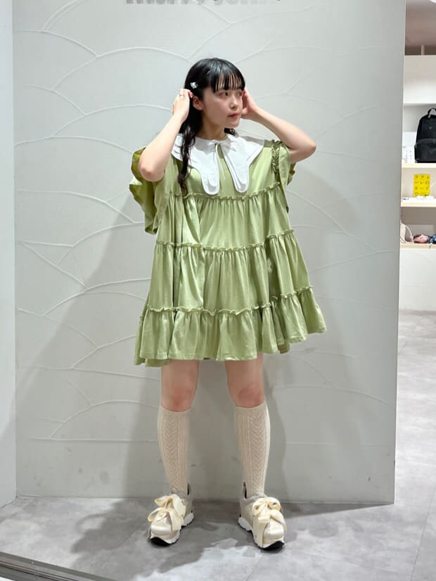 ホワイト系のスニーカー、グリーン系のワンピース、ホワイト系の付け襟を着用したレディースの春コーディネートの2枚目の写真