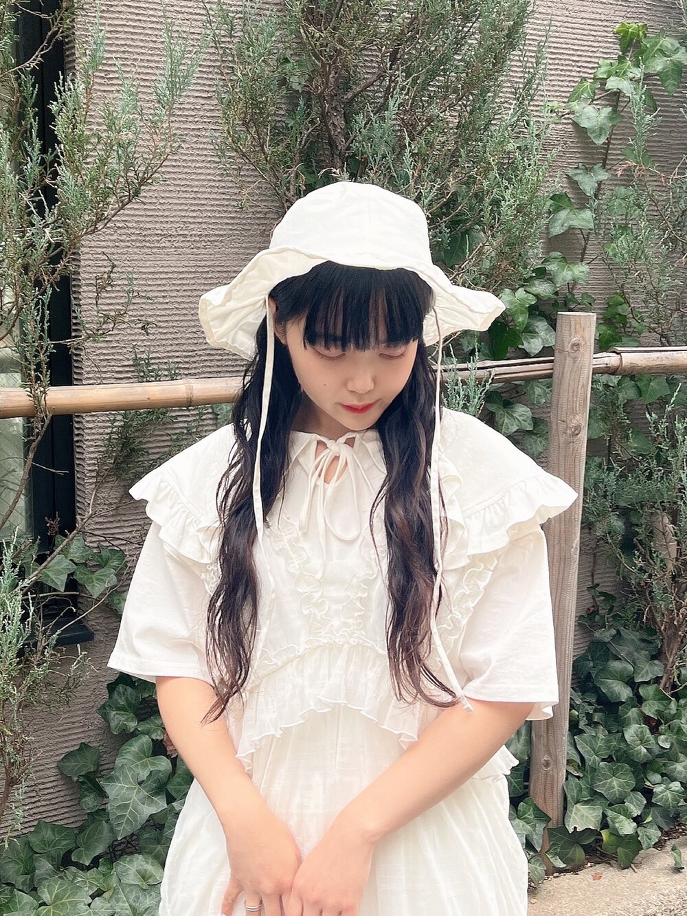 ホワイト系のパンプス、ホワイト系のワンピース、ホワイト系のTシャツ/カットソーを着用したレディースの春コーディネートの4枚目の写真