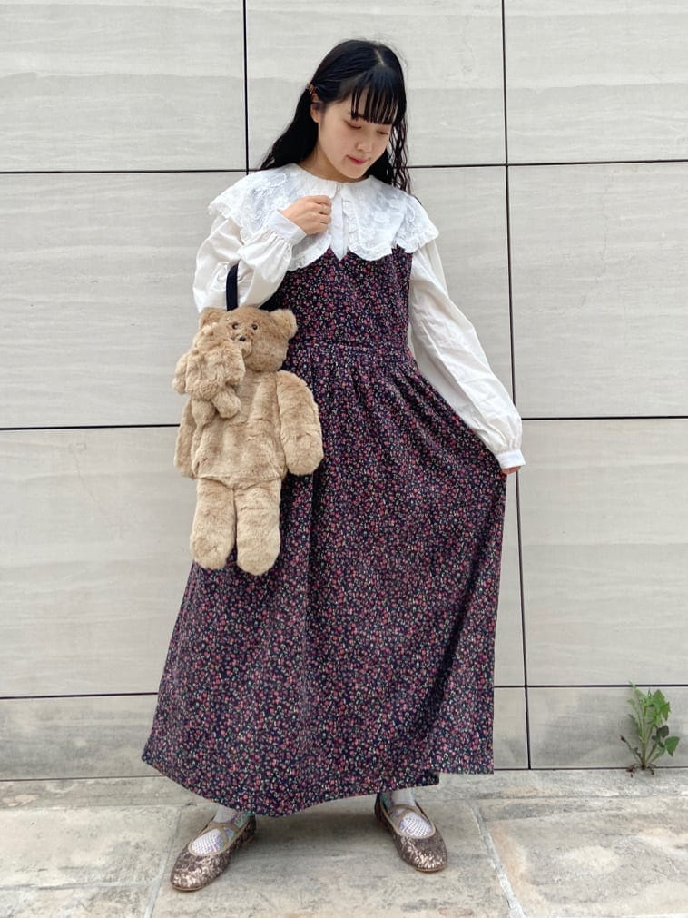 ブラック系のワンピース、ベージュ系のハンドバッグ、ホワイト系のシャツ/ブラウスを着用したレディースの夏コーディネートの2枚目の写真