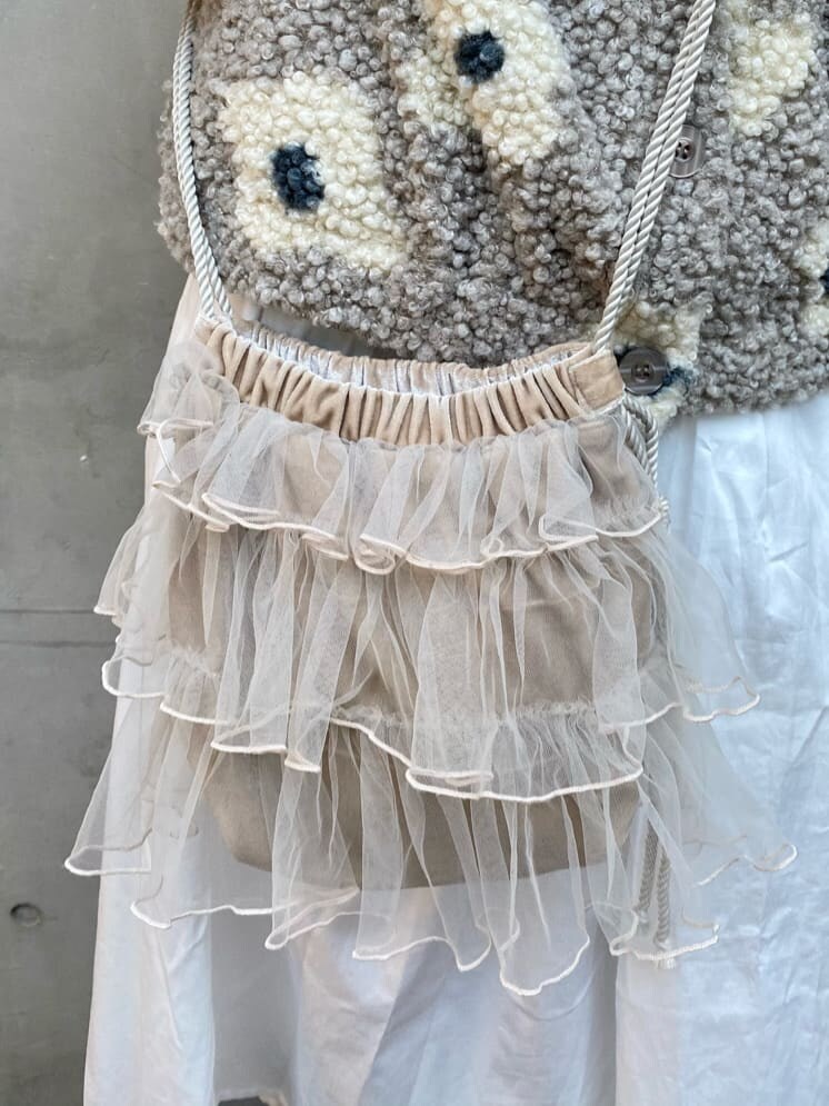 ホワイト系のパンプス、その他の福袋/福箱を着用したレディースの秋コーディネートの6枚目の写真