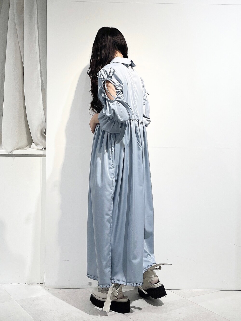 ブルー系のワンピース、ホワイト系のパンプス、ホワイト系のニット/セーターを着用したレディースの春コーディネートの4枚目の写真