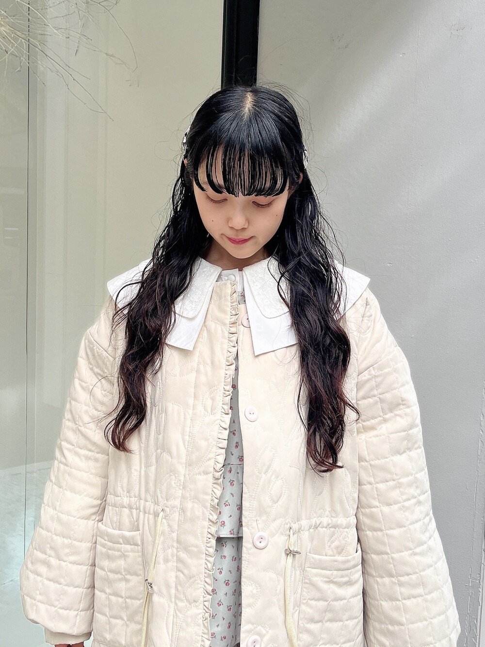 ホワイト系のシャツ/ブラウス、ホワイト系のブルゾン、グリーン系のジャンパースカートを着用したレディースの冬コーディネートの6枚目の写真