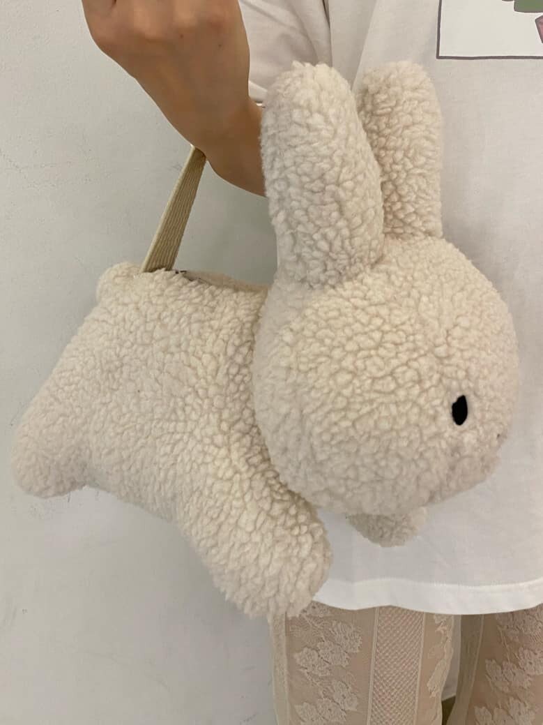 ホワイト系のその他パンツ、ホワイト系のスニーカー、ホワイト系のハンドバッグを着用したレディースの夏コーディネートの6枚目の写真