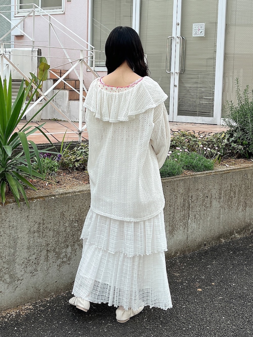 ホワイト系のパンプス、ホワイト系のTシャツ/カットソー、ホワイト系のTシャツ/カットソーを着用したレディースの春コーディネートの3枚目の写真