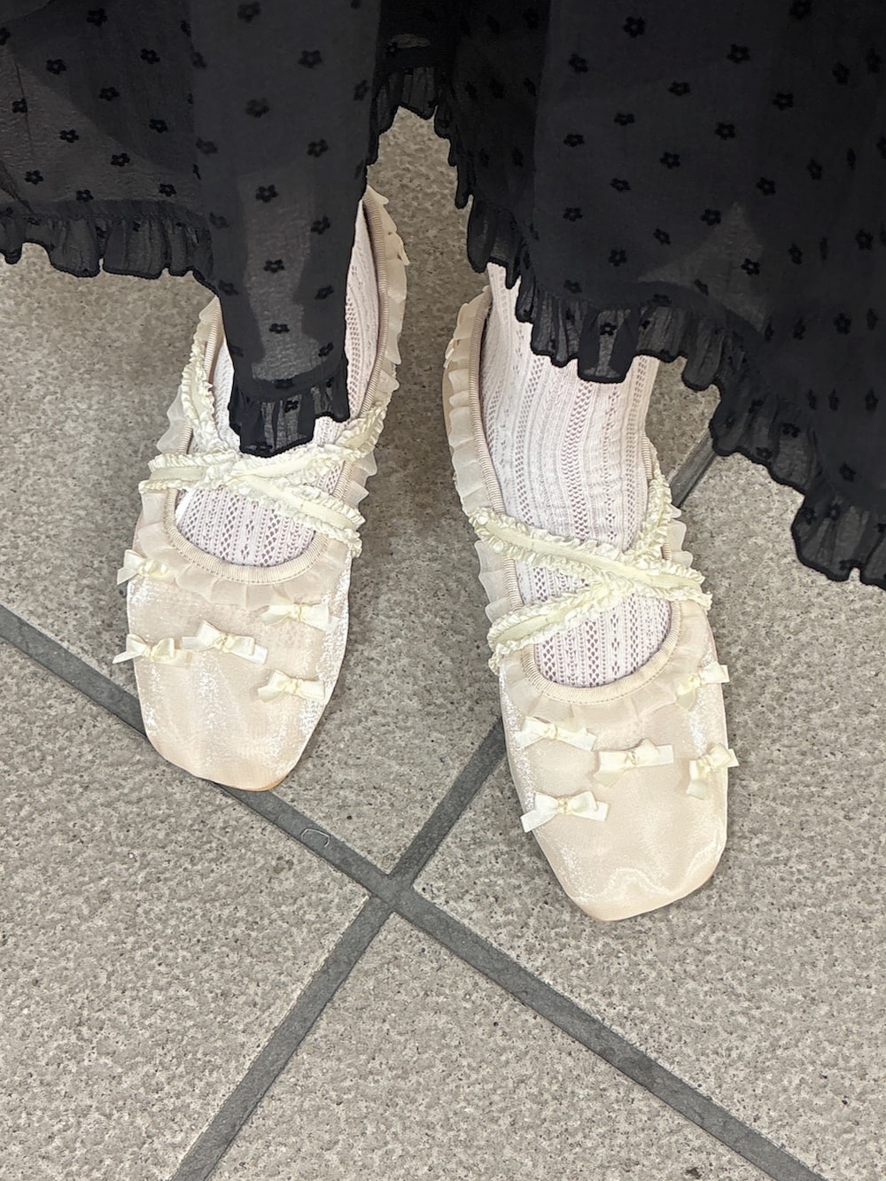 ホワイト系のカーディガン/ボレロ、ブルー系のショルダーバッグ、ブラック系のワンピースを着用したレディースの夏コーディネートの9枚目の写真