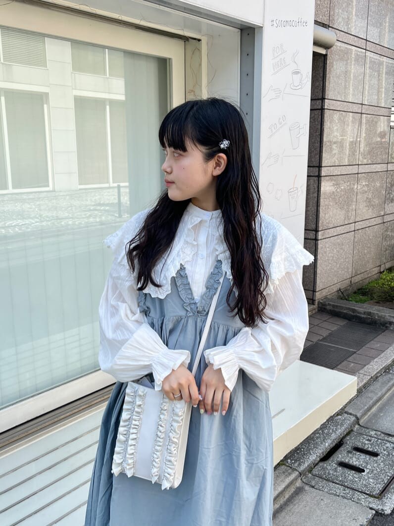 ブルー系のワンピース、ホワイト系のショルダーバッグ、ホワイト系のシャツ/ブラウスを着用したレディースの春コーディネートの3枚目の写真