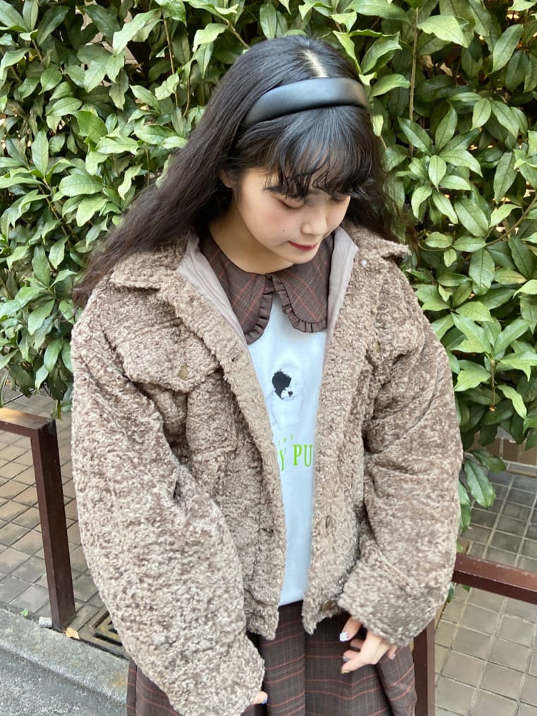 ブラウン系のカバーオール、ブラウン系のワンピース、ホワイト系のローファーを着用したレディースの冬コーディネートの4枚目の写真