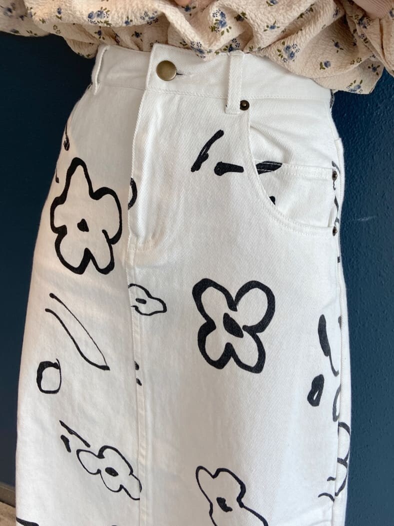 ホワイト系のトートバッグ、ベージュ系のTシャツ/カットソー、ホワイト系のスカートを着用したレディースの夏コーディネートの6枚目の写真