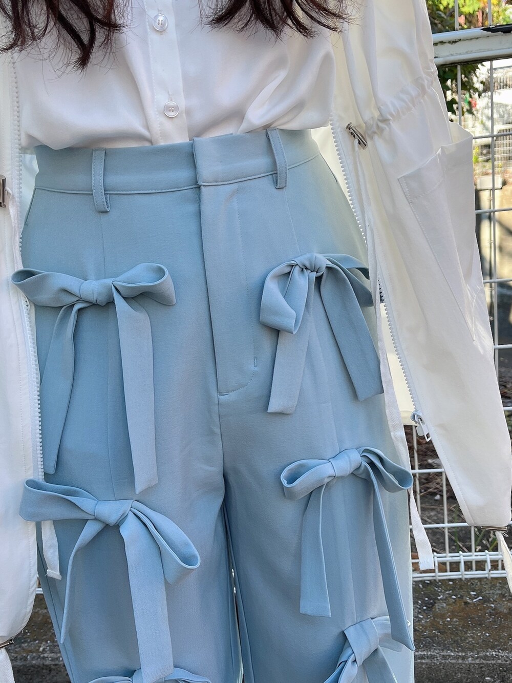 ホワイト系のマウンテンパーカー、ブルー系のその他パンツ、ホワイト系のローファーを着用したレディースの秋コーディネートの6枚目の写真