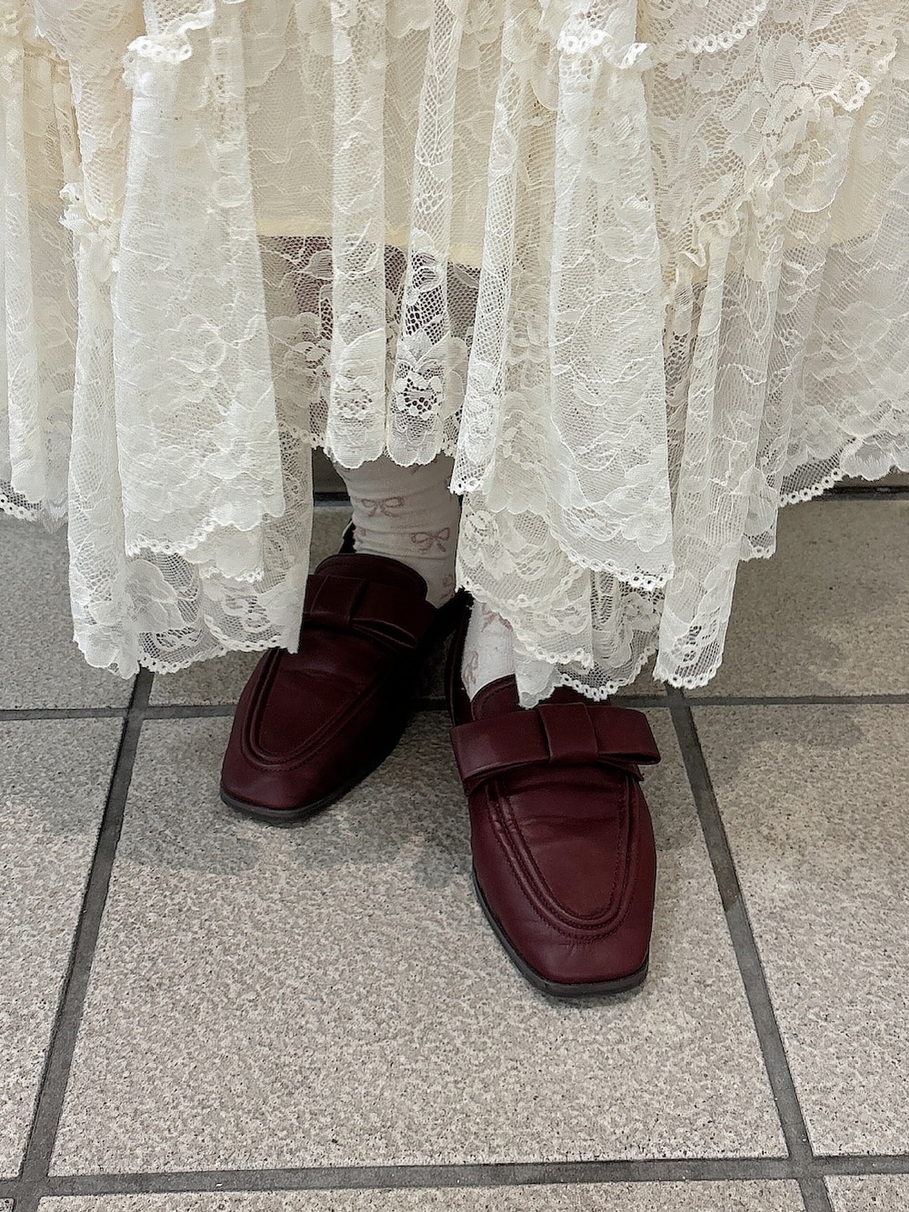 ホワイト系のワンピース、ホワイト系のTシャツ/カットソー、レッド系のローファーを着用したレディースの夏コーディネートの9枚目の写真