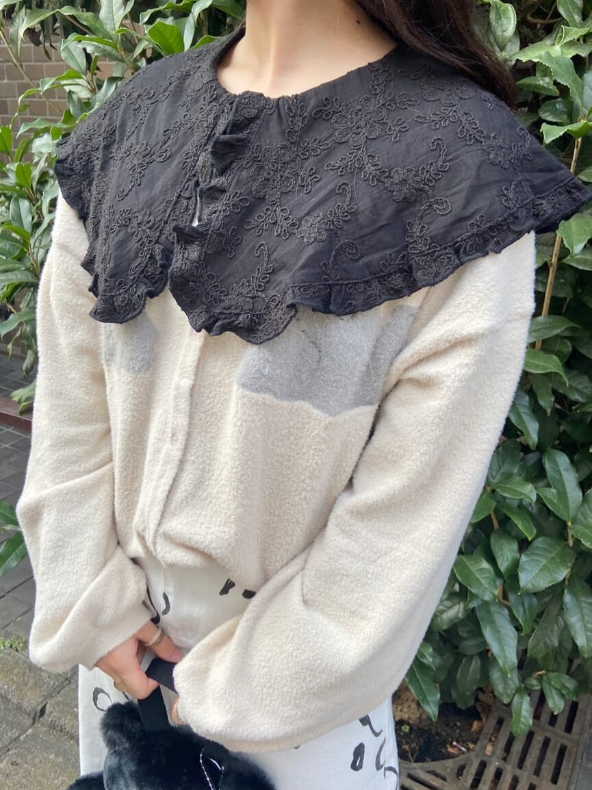 ブラック系のハンドバッグ、ホワイト系のカーディガン/ボレロ、ホワイト系のスカートを着用したレディースの秋コーディネートの6枚目の写真