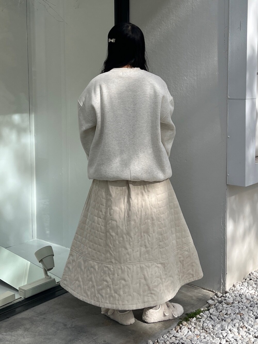 ホワイト系のスウェット、ホワイト系のTシャツ/カットソー、ホワイト系のスカートを着用したレディースの冬コーディネートの5枚目の写真