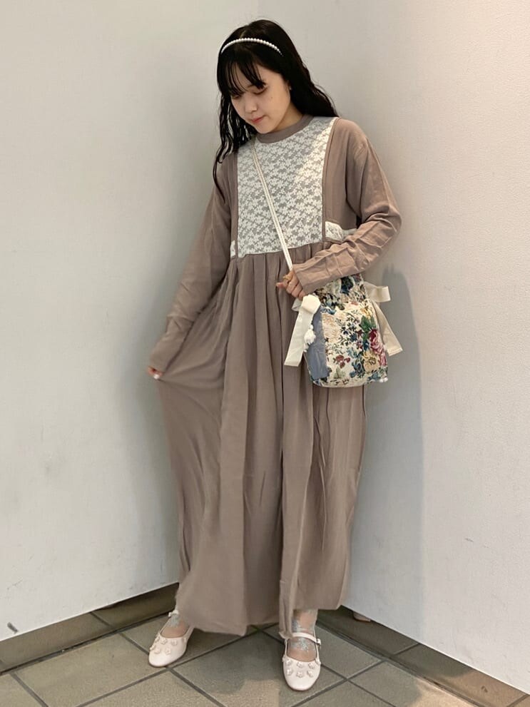 ベージュ系のワンピース、ホワイト系のパンプス、ホワイト系のハンドバッグを着用したレディースの夏コーディネートの2枚目の写真