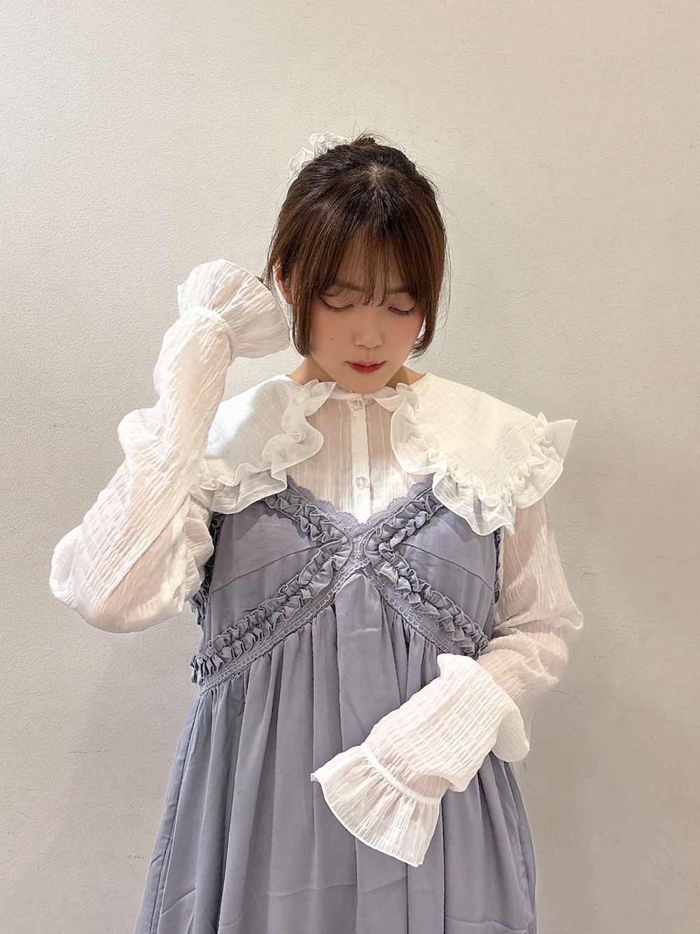 ホワイト系のシャツ/ブラウス、ホワイト系のハンドバッグ、ブルー系のワンピースを着用したレディースの夏コーディネートの5枚目の写真